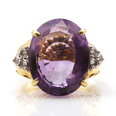 Lot 218 - A single stone amethyst ring