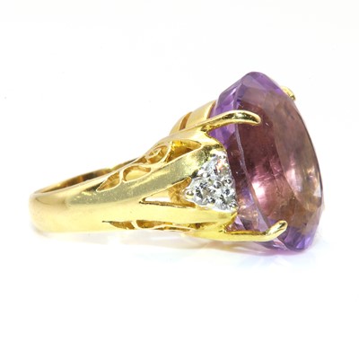 Lot 218 - A single stone amethyst ring