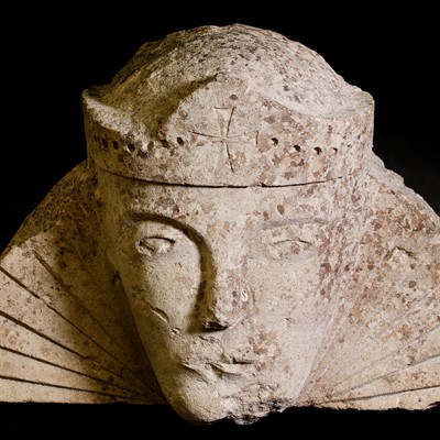 Lot 140 - A carved stone head of a queen