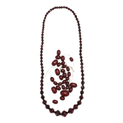 Lot 41 - A single row graduated cherry coloured Bakelite bead necklace