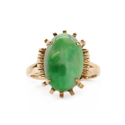 Lot 121 - A gold single stone nephrite jade ring