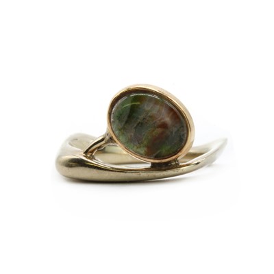 Lot 139 - A gold single stone ammolite triplet ring