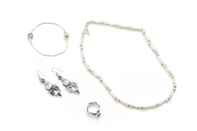 Lot 294 - A collection of silver jewellery