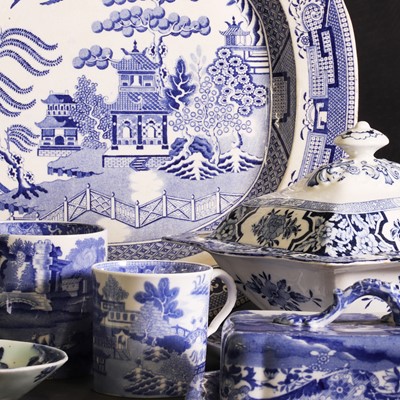 Lot 196 - A collection of Victorian blue and white pottery