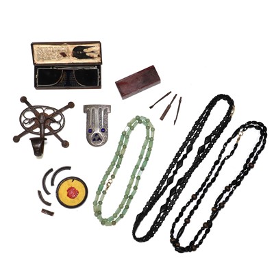 Lot 197 - A jade bead necklace