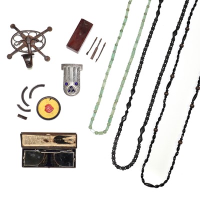Lot 197 - A jade bead necklace