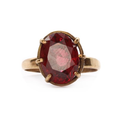 Lot 109 - A 9ct gold single stone garnet ring