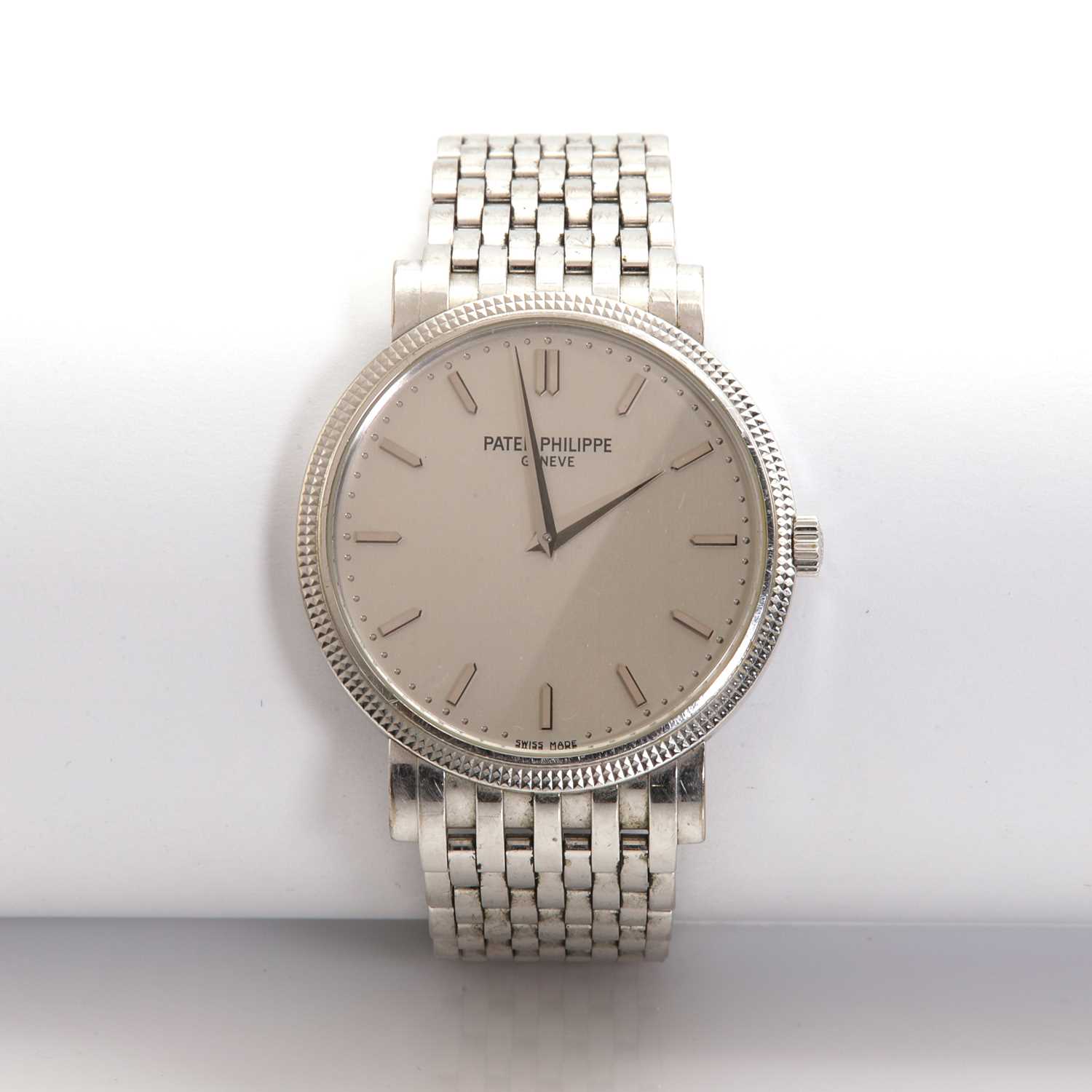 Lot 474 - A gentlemen's 18ct white gold Patek Philippe 'Calatrava' automatic bracelet watch