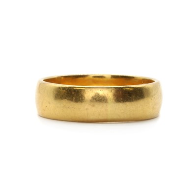 Lot 43 - A 22ct gold wedding ring