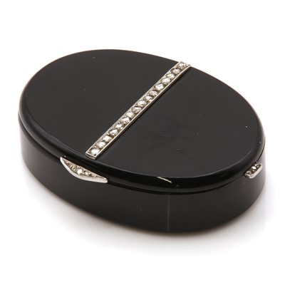 Lot 106 - A French Art Deco set onyx, gold and platinum compact or pill box