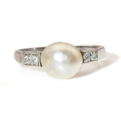 Lot 89 - A single stone pearl ring, c.1925