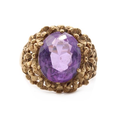 Lot 33 - A 9ct gold single stone amethyst ring