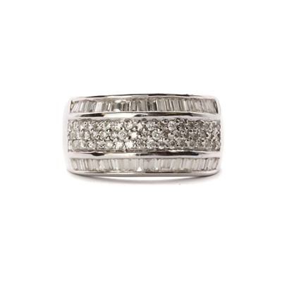 Lot 1167 - An 18ct white gold diamond ring