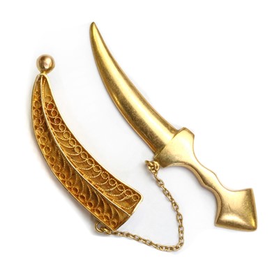 Lot 306 - A gold Persian jambiya dagger brooch