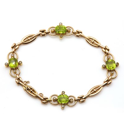 Lot 73 - An Edwardian gold peridot and split pearl bracelet