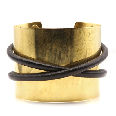 Lot 309 - An Italian 18ct gold and leather cord manchette or cuff style torque bangle, by Oromalia