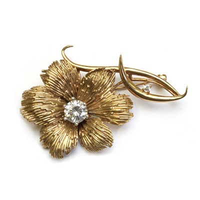 Lot 38 - A 9ct gold cubic zirconia set flower brooch