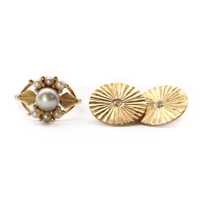 Lot 228 - A gold cultured pearl cluster ring