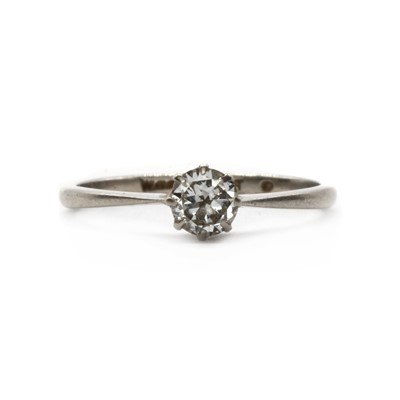 Lot 87 - A single stone diamond ring