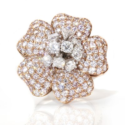 Lot 381 - An 18ct white gold and platinum two colour diamond flower head ring