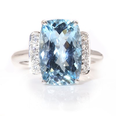 Lot 298 - A platinum aquamarine and diamond ring