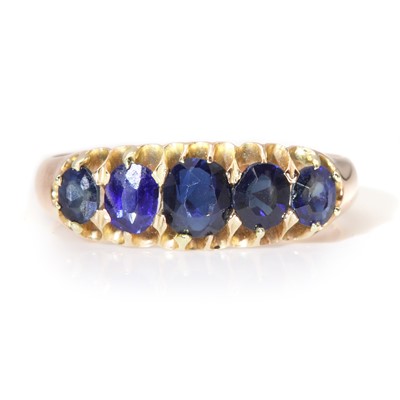 Lot 54 - An Edwardian rose gold graduated five stone sapphire boat shaped ring