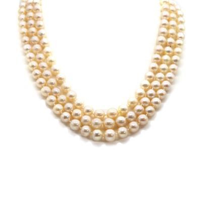 Lot 245 - A three row graduated cultured pearl necklace