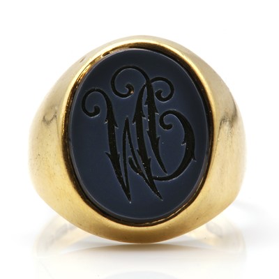 Lot 103 - An 18ct gold sardonyx oval signet ring