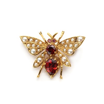 Lot 1199 - A 9ct gold garnet, ruby and split pearl set bee brooch