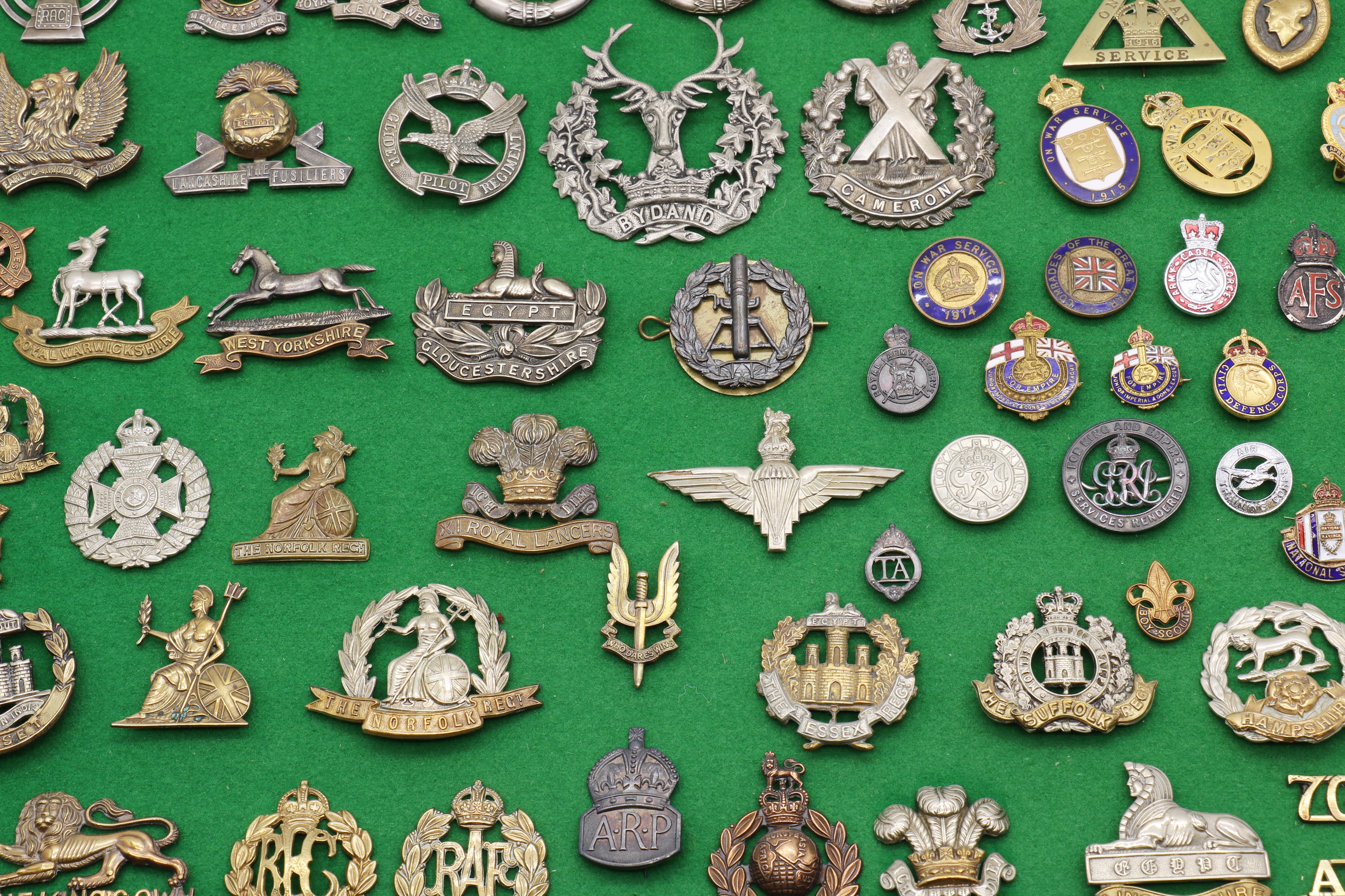 Lot 234 - A large collection of military cap badges