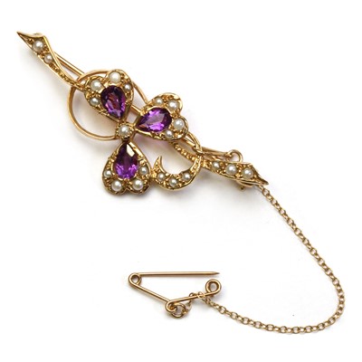 Lot 165 - A 9ct gold amethyst and split pearl shamrock brooch