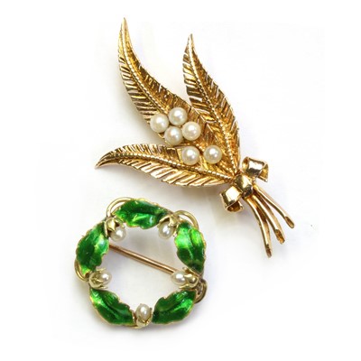 Lot 20 - A gold seed pearl and enamel wreath brooch