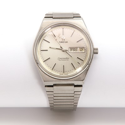 Lot 466 - A gentlemen's stainless steel Omega 'Seamaster' quartz Daydate bracelet watch