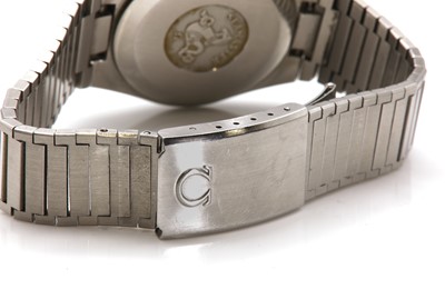 Lot 466 - A gentlemen's stainless steel Omega 'Seamaster' quartz Daydate bracelet watch