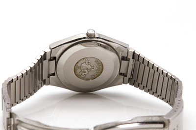 Lot 466 - A gentlemen's stainless steel Omega 'Seamaster' quartz Daydate bracelet watch