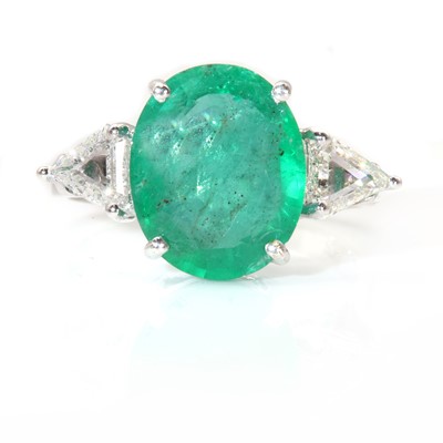 Lot 407 - An emerald and diamond three stone ring