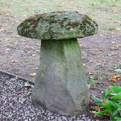 Lot 324 - A low Cotswold stone staddle stone