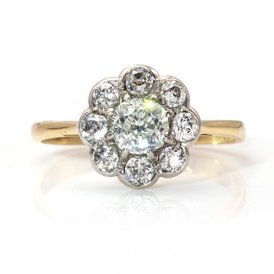 Lot 61 - A diamond set daisy cluster ring