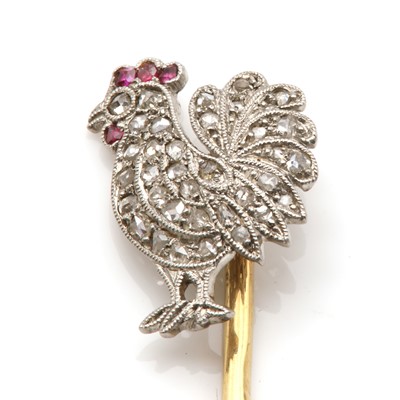 Lot 121 - An Art Deco diamond and ruby set cockerel stick pin