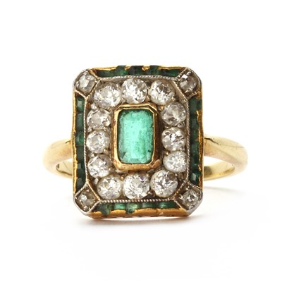 Lot 1068 - A Continental early 20th century gold emerald and diamond cluster ring