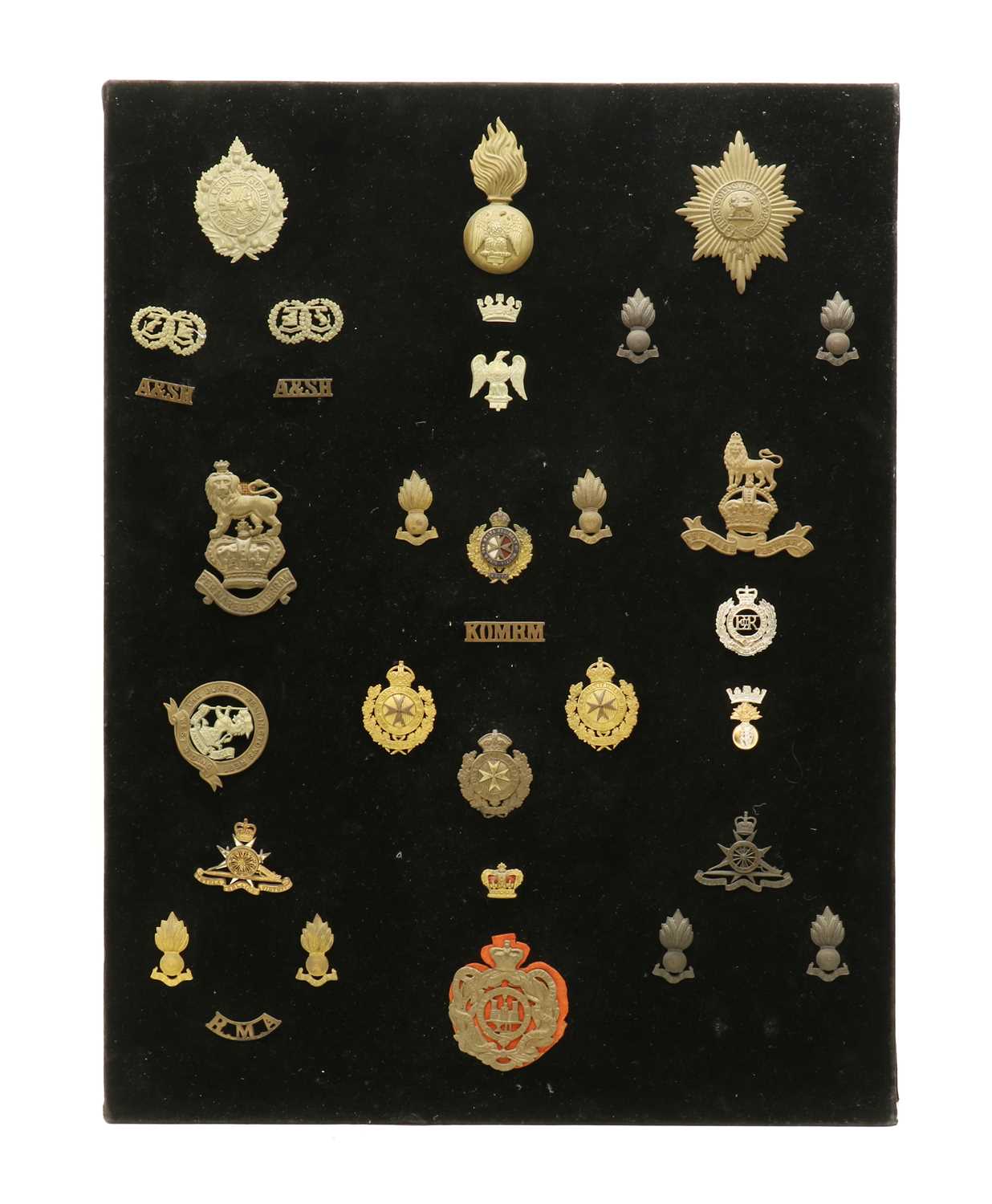Lot 236 - A collection of Royal Malta Artillery badges and shoulder titles