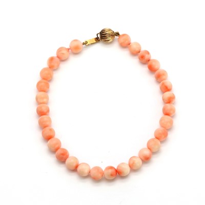 Lot 70 - A coral bead bracelet