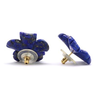 Lot 81 - A pair of 9ct gold and lapis lazuli floral design stud earrings