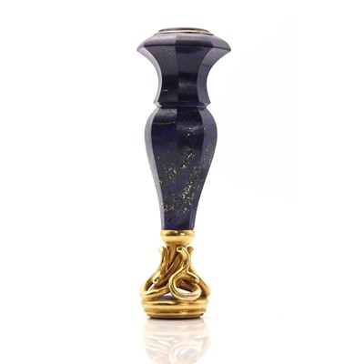 Lot 14 - A gold and lapis lazuli desk seal