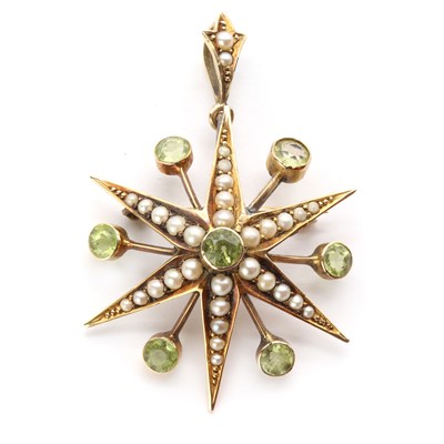 Lot 1031 - An Edwardian gold peridot and split pearl star brooch/pendant