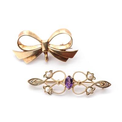 Lot 1512 - Two 9ct gold brooches