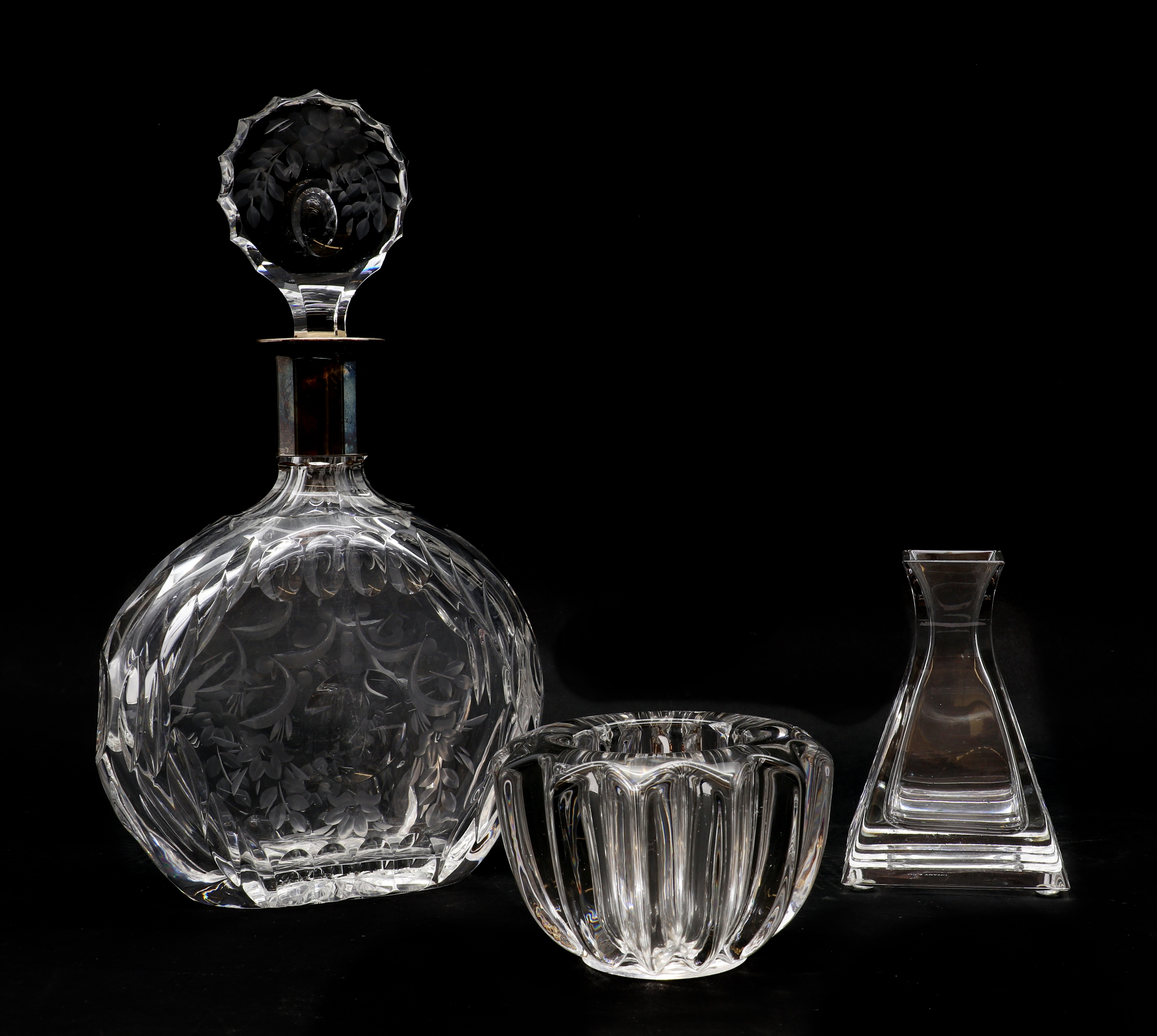 Lot 122 A cut glass decanter