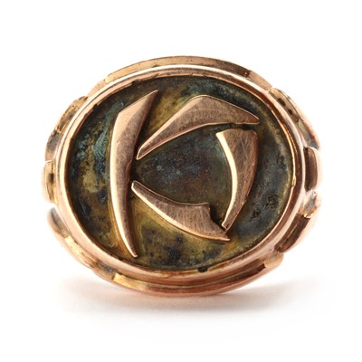 Lot 1376 - A gentlemen's gold initial ring