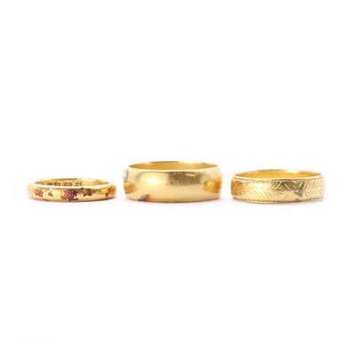 Lot 1539 - Three 22ct gold wedding rings