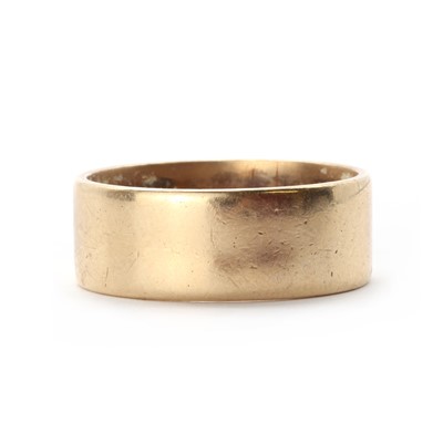 Lot 1119 - A 9ct gold flat section wedding ring